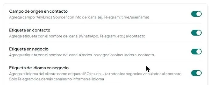 Pestaña «Automatizaciones» con los interruptores «Campo de origen en contacto», «Etiqueta en contacto», «Etiqueta en negocio» y «Etiqueta de idioma en negocio» activados.