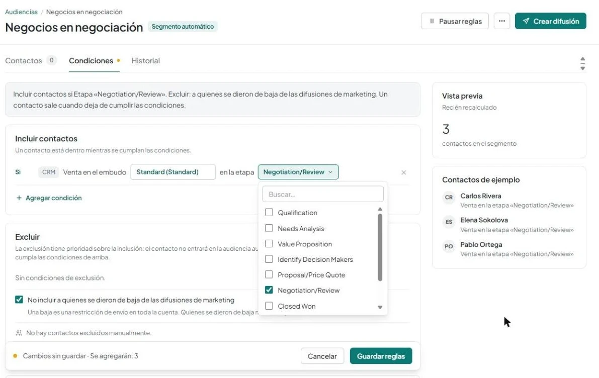 Condiciones del segmento automático: «Trato en el embudo Standard (Standard) en la etapa Negotiation/Review», con la lista de etapas abierta y el bloque «Vista previa» visible.