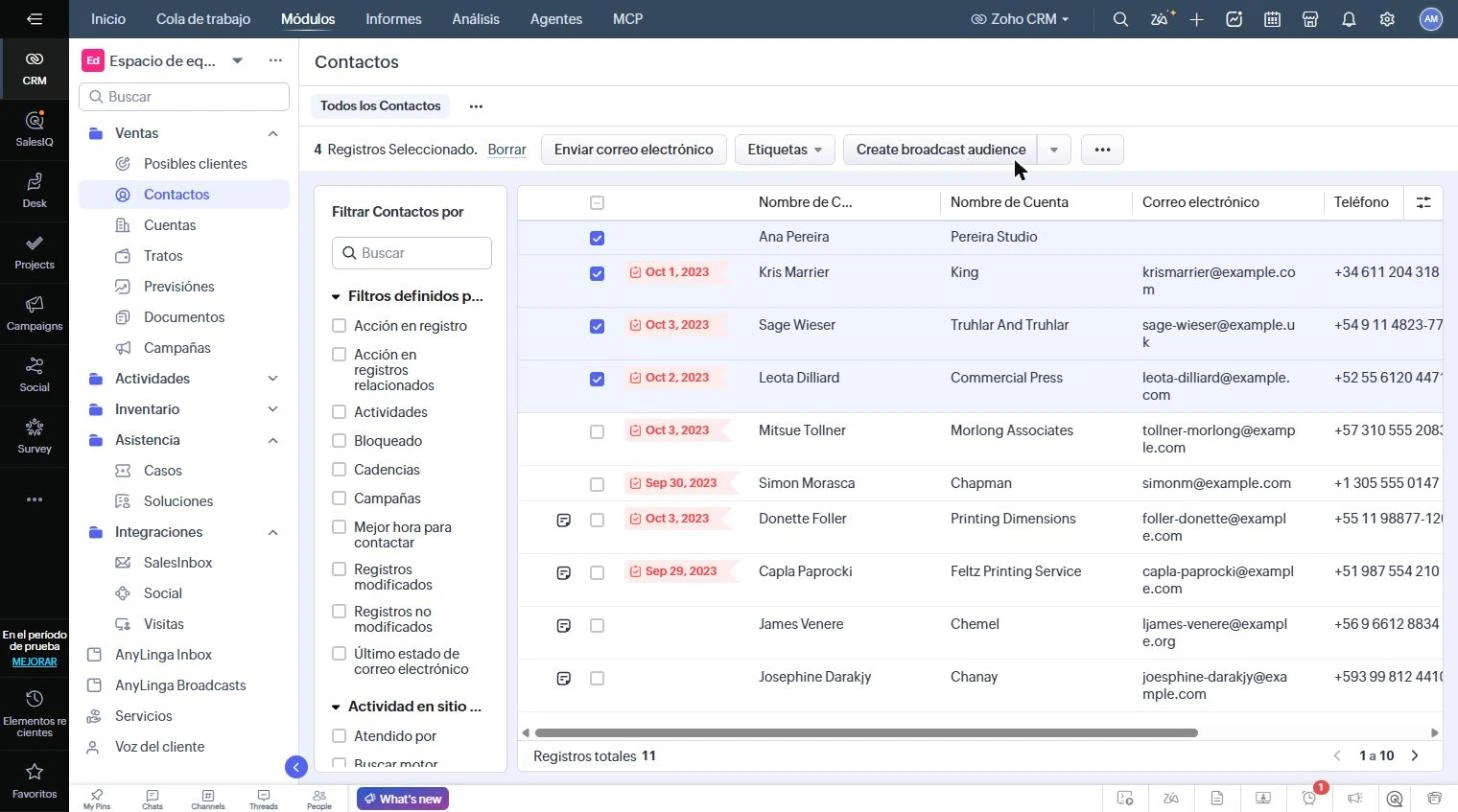 Lista «Contactos» en Zoho: hay registros seleccionados y se ve el botón Create broadcast audience encima de la tabla.